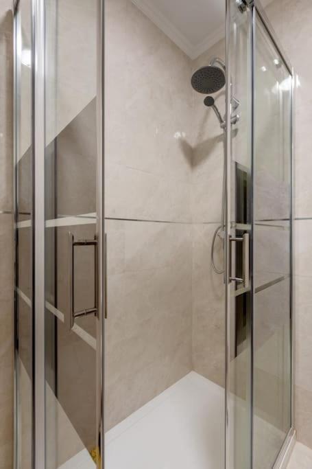 Lovely 3-Bedroom Condo W/ Free Parking On Premises 克卢什 外观 照片